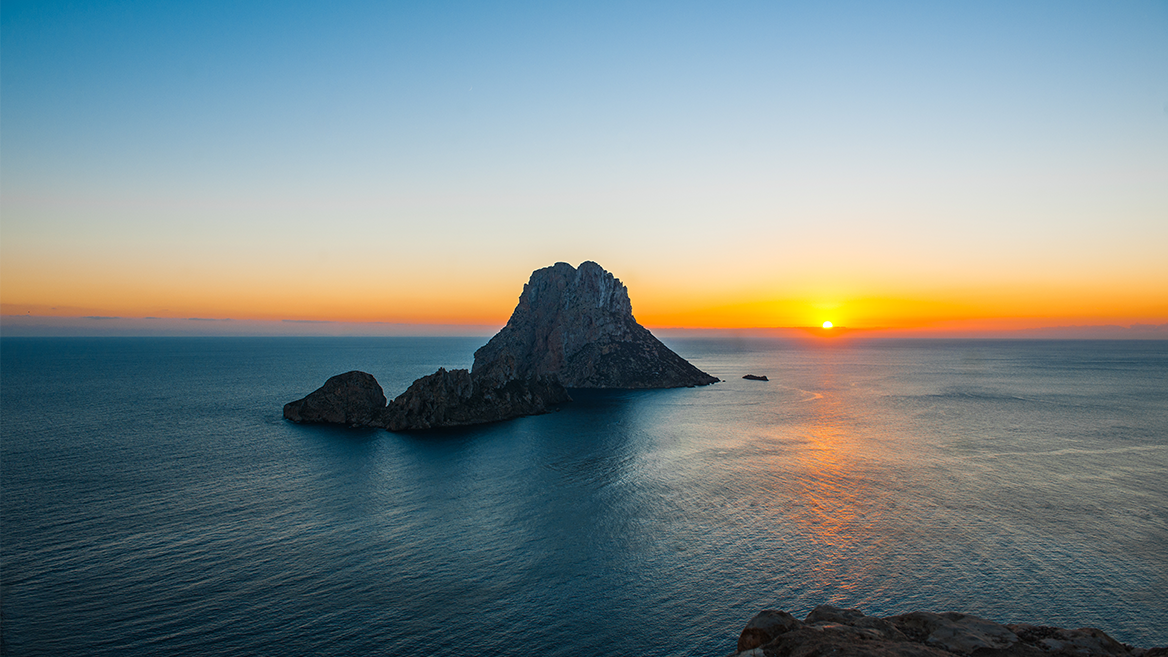 Disfruta con el islote de Es Vedrá de fondo de uno de los mejores atardeceres de Ibiza.