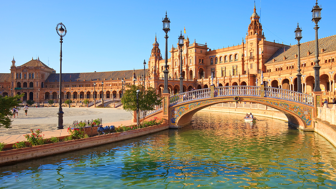 Comparte un paseo romántico en barca por los canales de la Plaza de España si haces una escapada romántica a Sevilla.