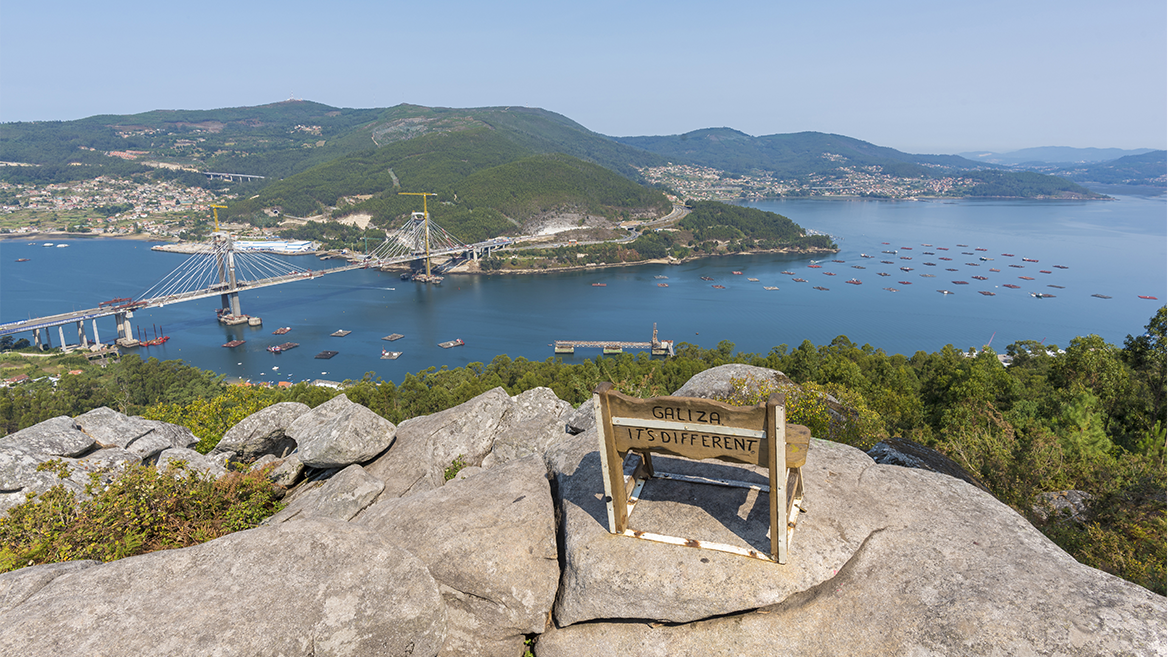 El banco de Redondela, cerca de Vigo, tiene una de las mejores y más románticas vistas del mundo.