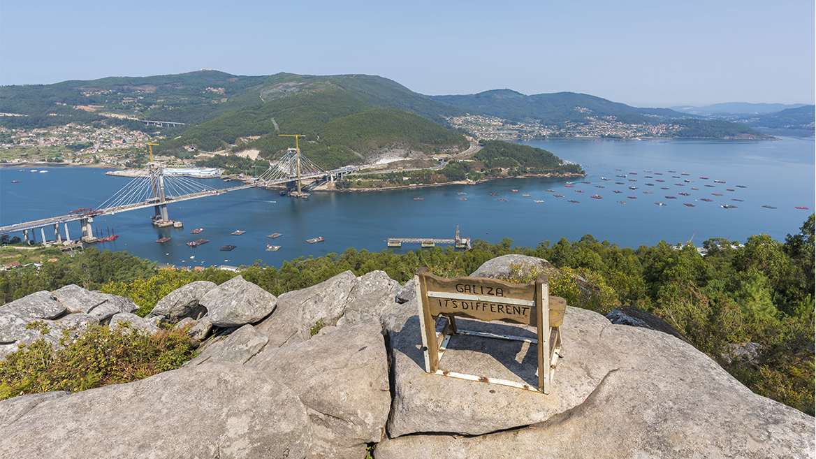El banco de Redondela, cerca de Vigo, tiene una de las mejores y más románticas vistas del mundo.