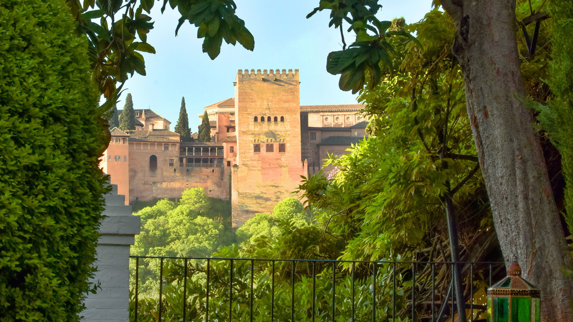 El Carmen de la Victoria es uno de los miradores más románticos y desconocidos para contemplar la Alhambra.