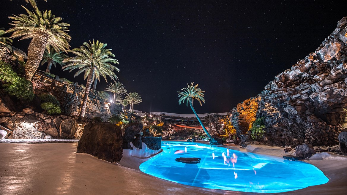 En una escapada en pareja a Lanzarote no te puedes perder las Noches de Jameos de los viernes, una cena romántica acompañada de música en directo en una de las cuevas más especiales de la isla / Imagen cortesía de CACT Lanzarote