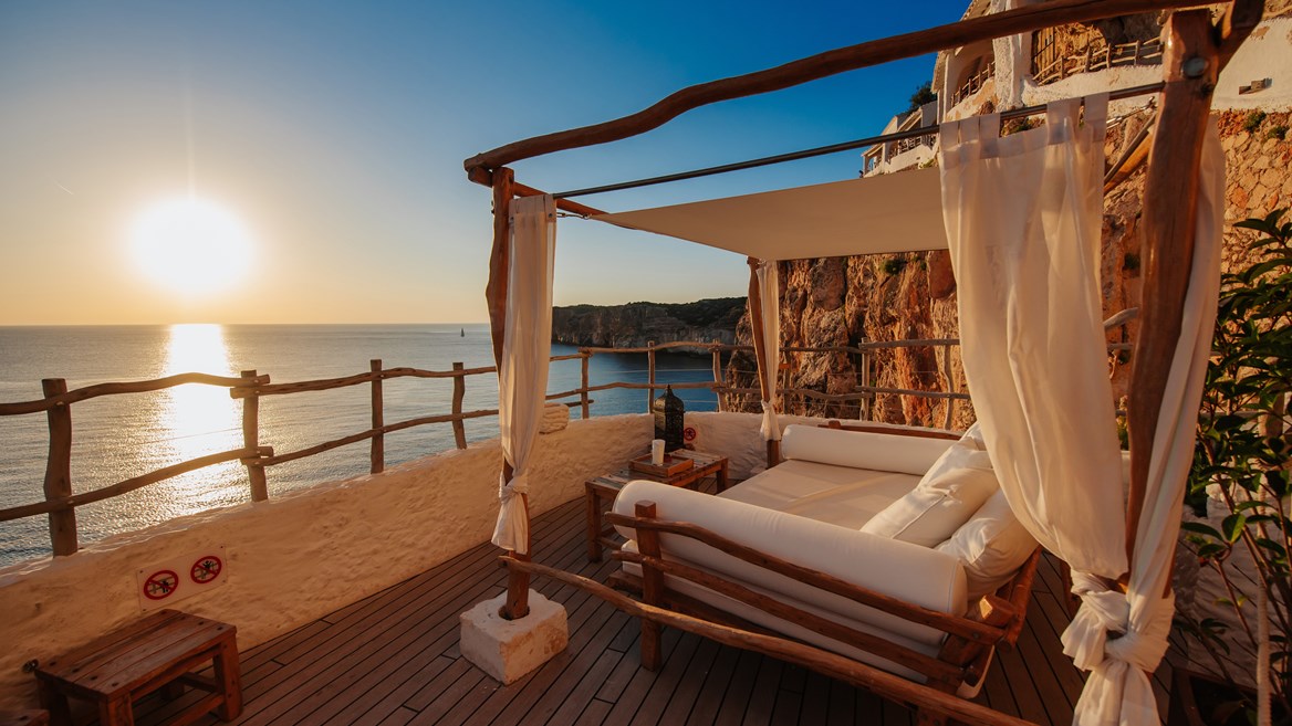 Cova d’en Xoroi, al sur de Menorca, ofrece uno de los atardeceres más románticos del mundo.