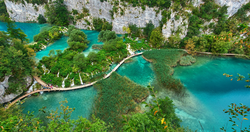 El Parque Nacional de los Lagos de Plitvice es el más grande, famoso y antiguo de Croacia.