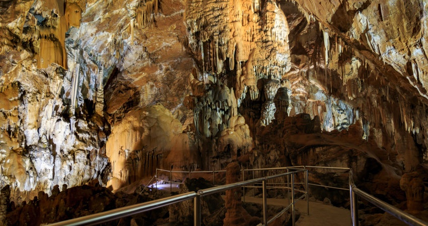 El parque nacional de Paklenica, a 300 kilómetros de Zagreb, alberga la cueva de Manita péc, los cañones de Velika y el de Mala Paklenica. Es uno de los más bonitos de Croacia.