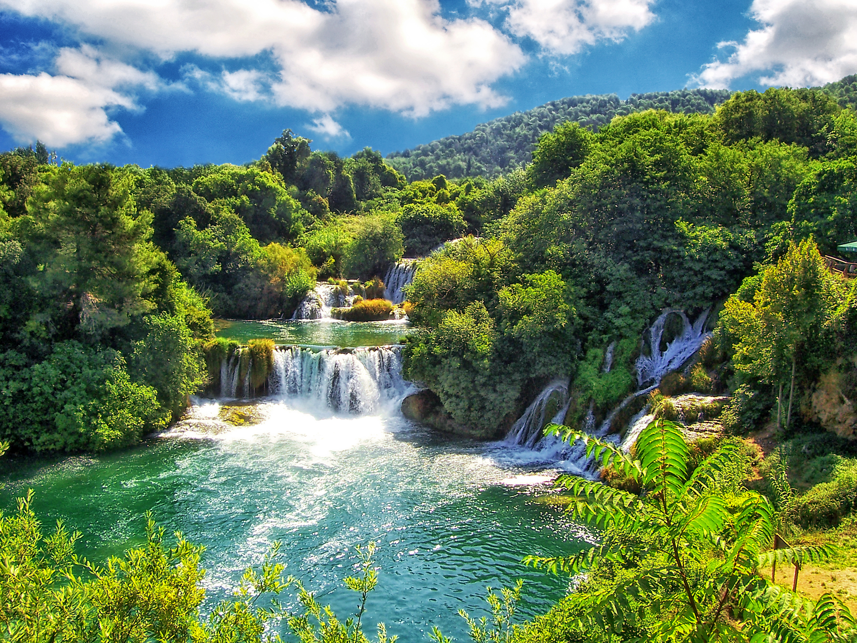 El parque nacional Krka es un paraíso de cascadas y la de Skrandinski es la más conocida. Dispone de una zona habilitada para bañarse.