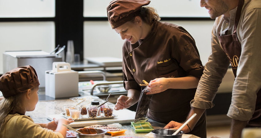Su secreto son las multiaromáticas flores de montaña de las que se alimentan las vacas alpinas que producen la leche que se chocolatea. La visita termina con una loca sala de muestras en la que se puede comer tanto chocolate como se quiera / Imagen de Julie Masson:Nestlé