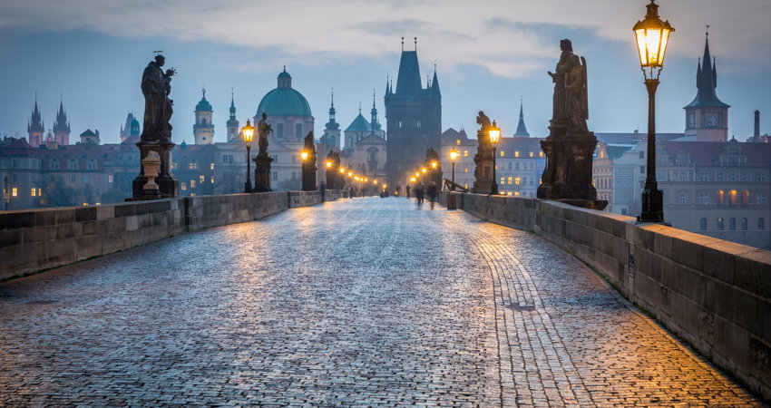 La Ciudad Nueva, obra de Carlos IV, el rey que da nombre al monumental Puente de Carlos (en la imagen), decorado luego con 30 esculturas barrocas, es el último empujón modernizador de la ciudad en una época en la que también se fundó la Universidad Carolina, la primera de Europa Central / Imagen de tichr:AdobeStock