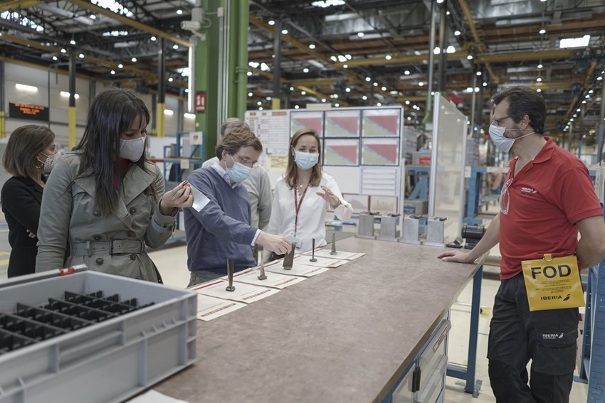 Visita de José Luis Martínez-Almeida, alcalde de Madrid, a las instalaciones de Iberia en La Muñoza.
