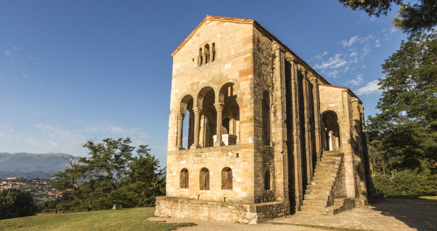 Santa María del Naranco (en la imagen) y San Miguel de Lillo son dos joyas milenarias del primitivo estilo llamado prerrománico asturiano (se adelantaron tres siglos al románico). De líneas toscas llenas de encanto y cierto aire defensivo, hablan de la época de su construcción: la de la reconquista / Imagen de J. Ossorio Castillo:AdobeStock