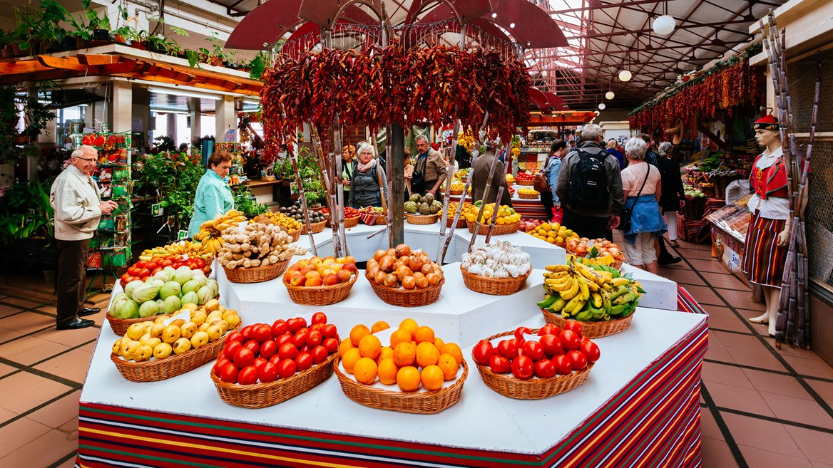 El Mercado dos Lavradores en Funchal, el más grande de Madeira, ofrece flores, frutas, carnes, licores, suvenires y una de las mejores lonjas de pescado de la isla
