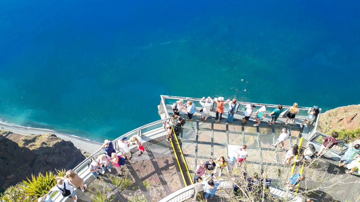 Cabo Girão, a 15 minutos de Câmara de Lobos, tiene 580 metros y es uno de los acantilados más altos del mundo