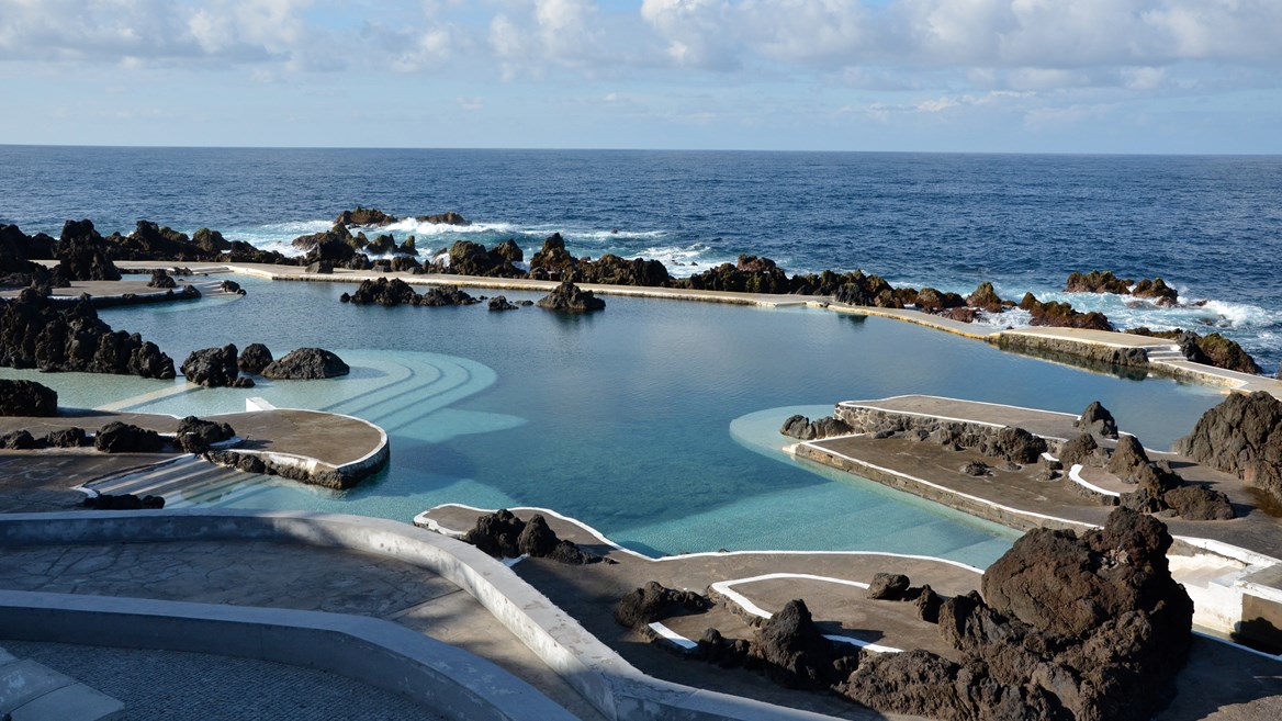 Las piscinas naturales de Porto Moniz son uno de los lugares más bonitos y conocidos de Madeira