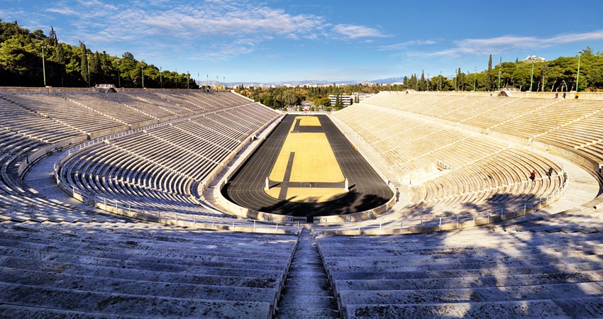 El Olimpeion se reconstruyó en mármol para acoger los primeros Juegos Olímpicos modernos en 1986, parada imprescindible en una ruta por la Grecia clásica.