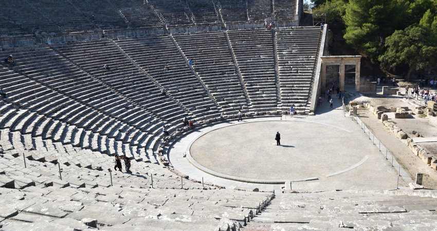 El teatro de Epidauro es el mejor conservado de los teatros antiguos y se encuentra a solo dos horas de Atenas.