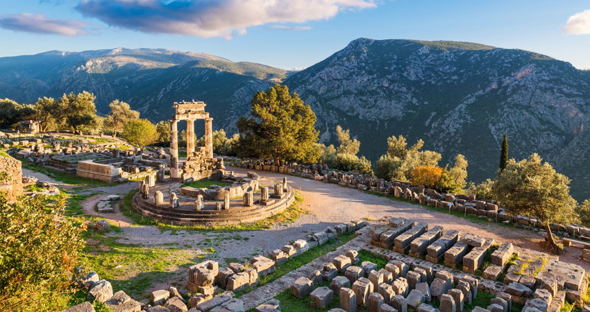 La antigua ciudad de Delfos se asoma a un espectacular acantilado y es una visita imprescindible para conocer la Grecia clásica.
