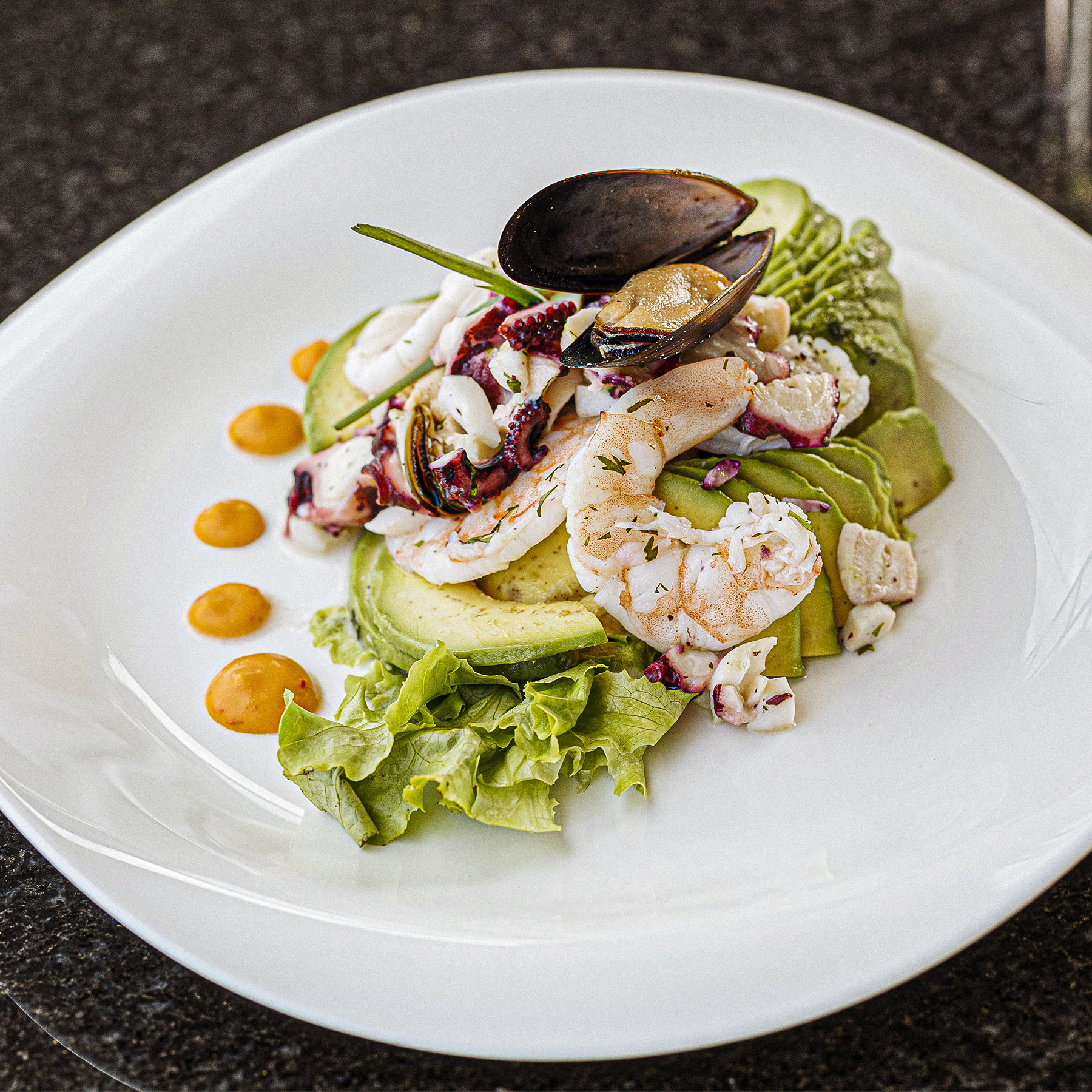 Con vistas al mar, Porto Resto Bar deleita a los visitantes con su elegante y colorida decoración en Guayaquil.