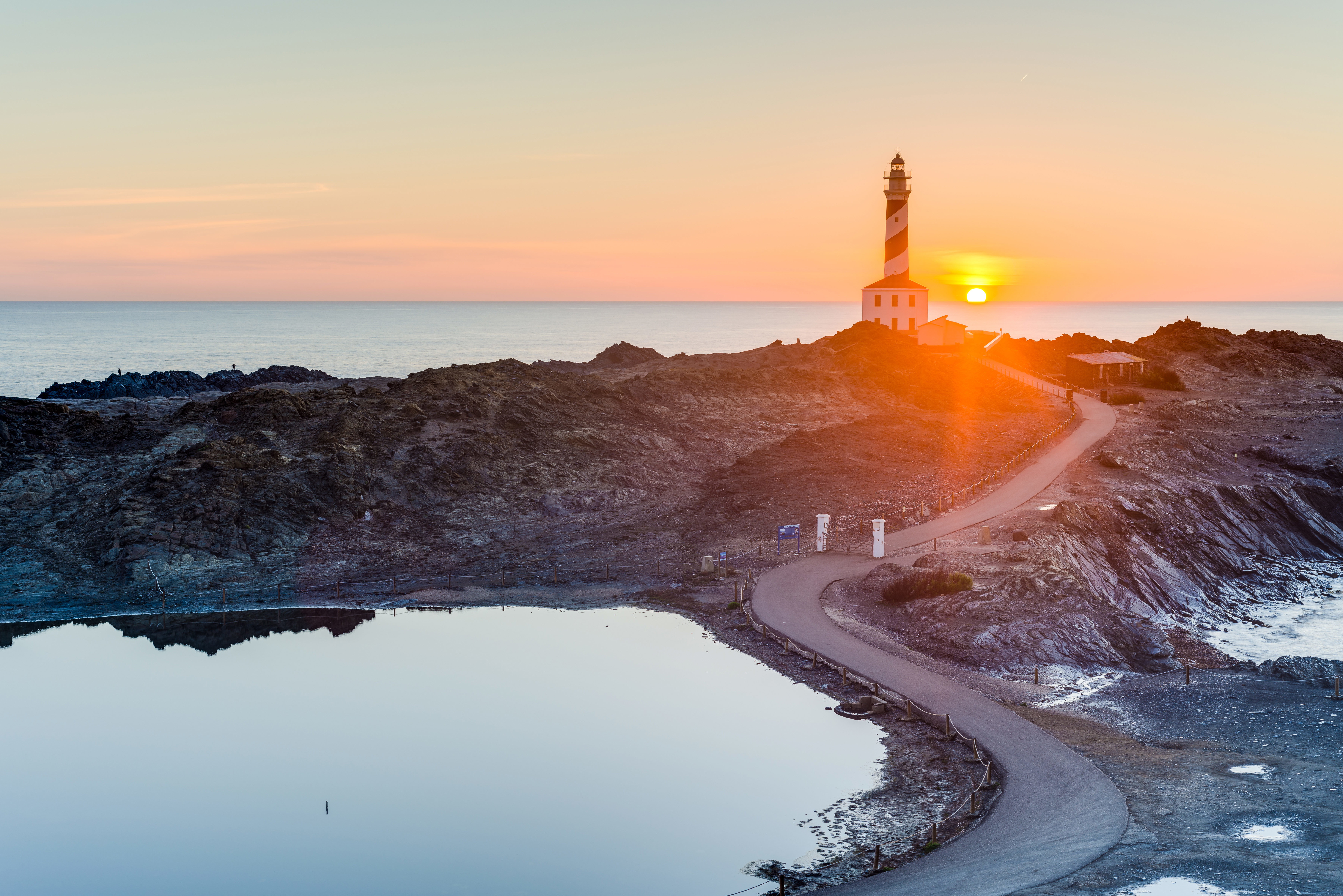 The Favàritx lighthouse, one of Spain’s most beautiful, is the best starting point for getting to Cala Presili and Cala Tortuga – two of Menorca’s best beaches