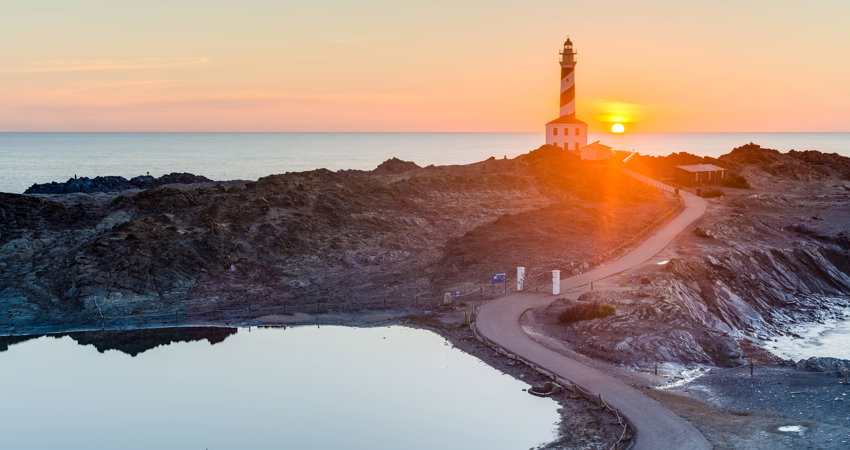 The Favàritx lighthouse, one of Spain’s most beautiful, is the best starting point for getting to Cala Presili and Cala Tortuga – two of Menorca’s best beaches