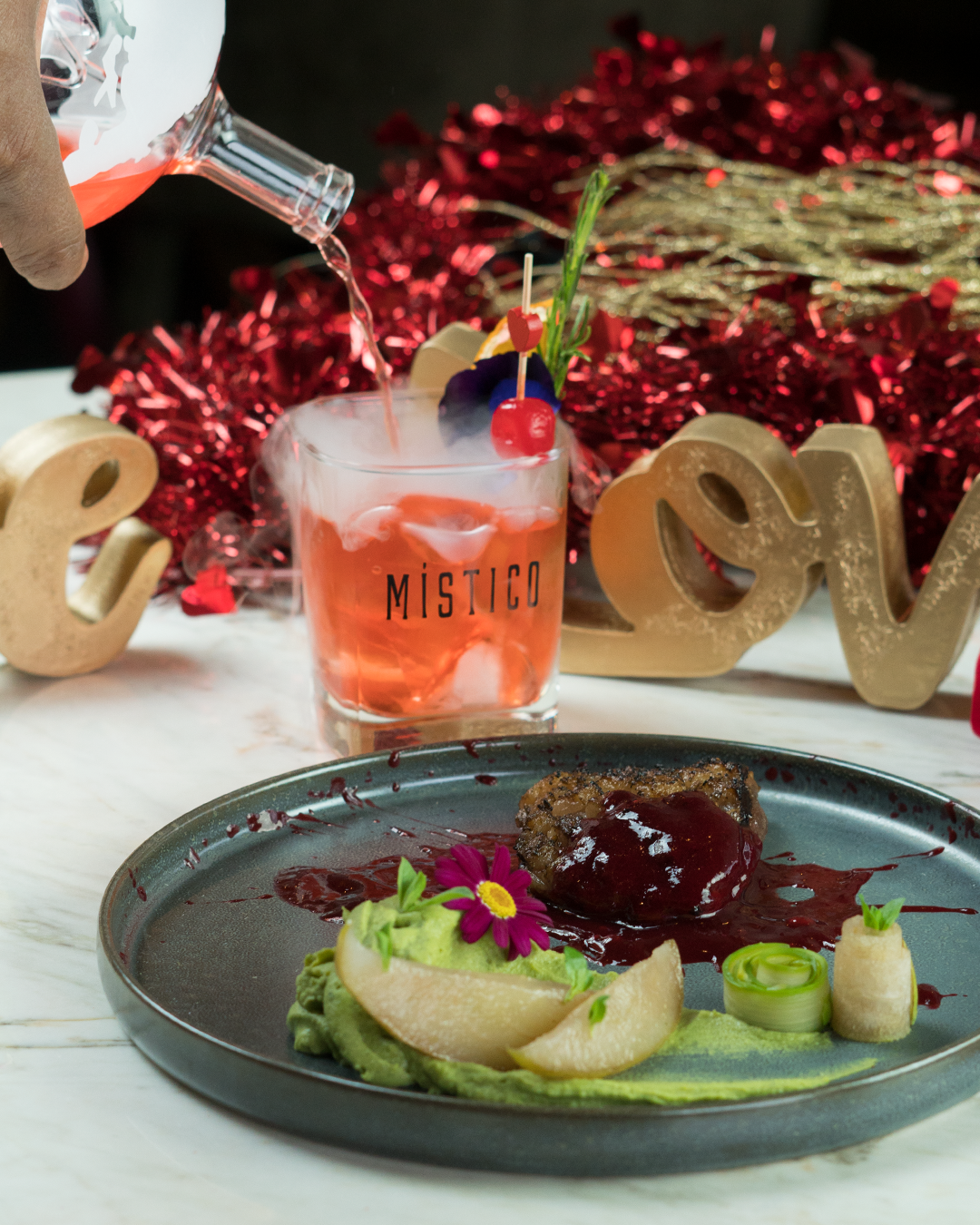 Pocos bares consiguen trasladar al día el ambiente nocturno como Místico. 