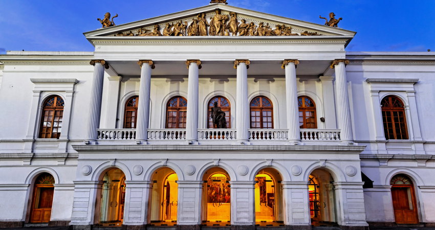 El Teatro Nacional de Sucre en Quito es uno de los teatros de ópera más antiguos de Latinoamérica.