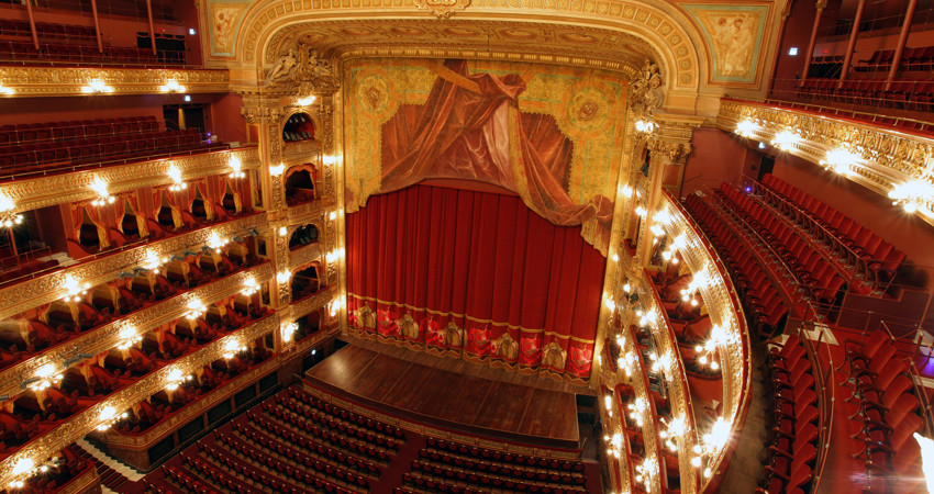 El Teatro Colón de Buenos Aires está considerado como uno de los mejores teatros del mundo por su excepcional acústica y su valor arquitectónico.