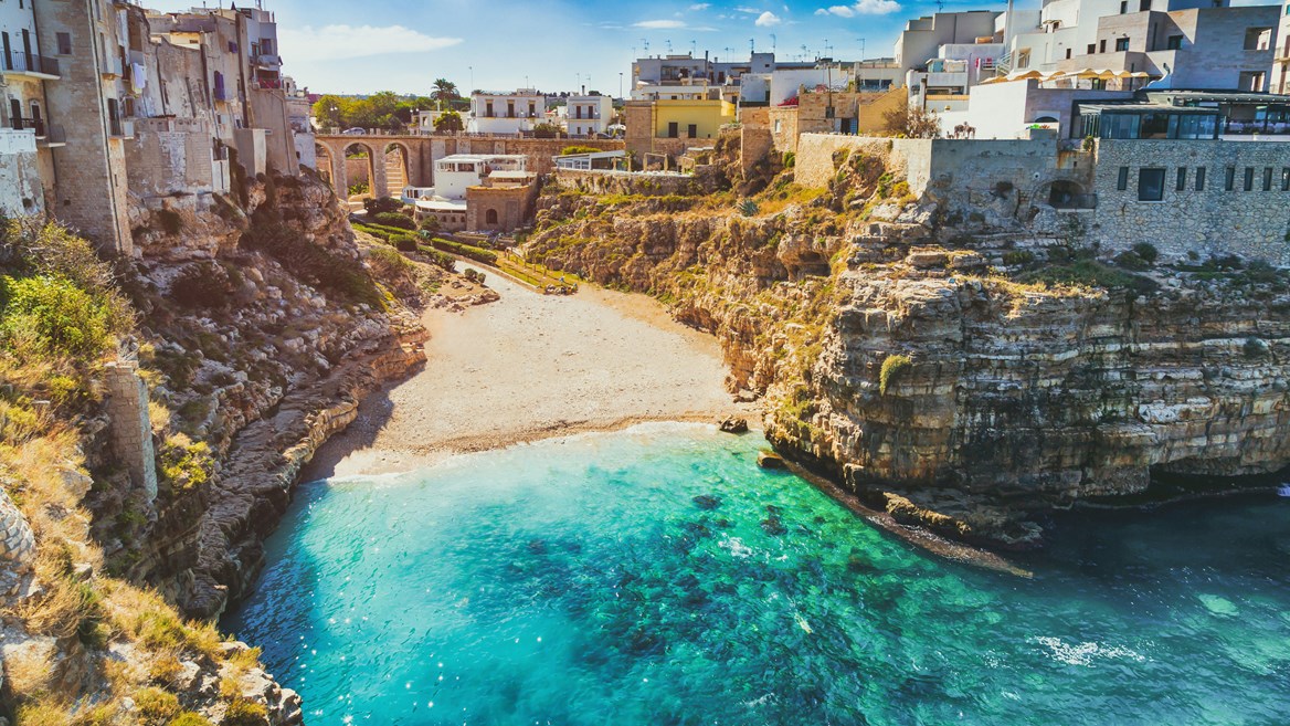 Polignano a mare, a solo media hora de Bari, esconde algunas de las mejores playas de Italia como Lama Monachile.
