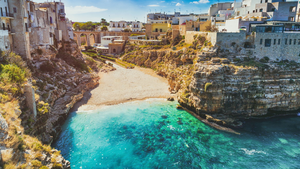 Polignano a mare, a solo media hora de Bari, esconde algunas de las mejores playas de Italia como Lama Monachile.