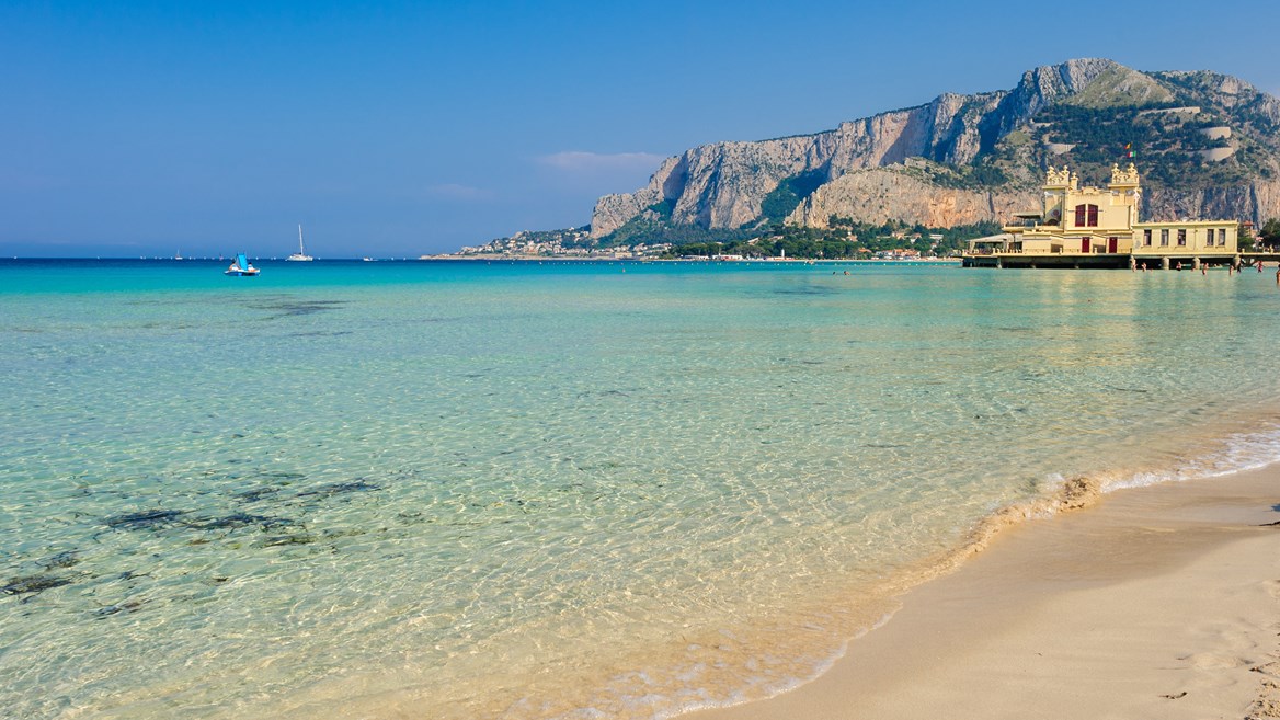 La playa de Mondello en Palermo es una de las más bonitas de Italia.