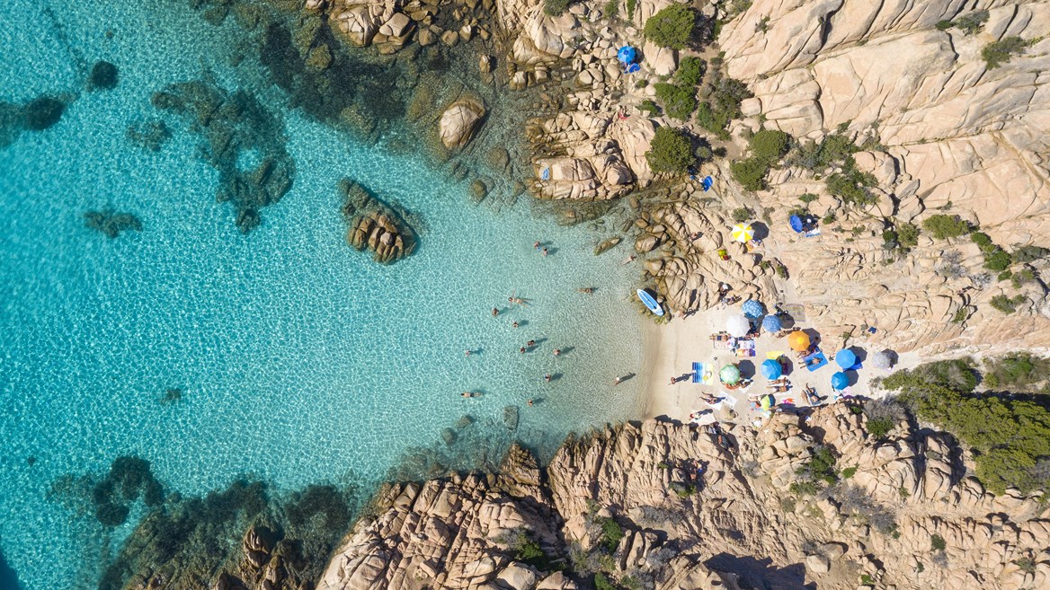 Cala Coticcio en la isla de Caprera, que pertenece al archipiélago de Maddalena, es una de las mejores playas de Cerdeña.