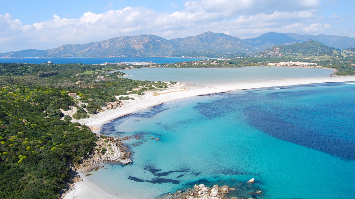 La playa de Porto Giunco está a 45 kilómetros de Cagliari y es una de las más hermosas de Cerdeña.