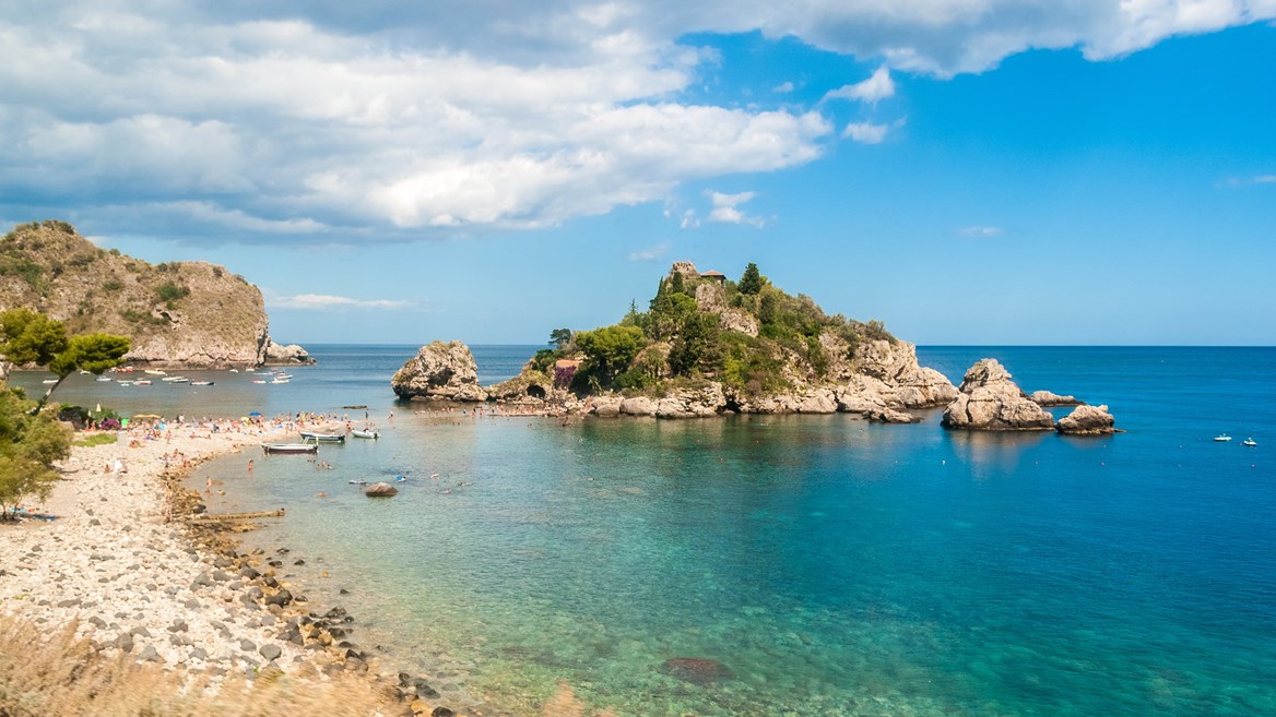 Isola Bella, a 45 minutos de Catania, es uno de los lugares más bonitos y mágicos de Sicilia.