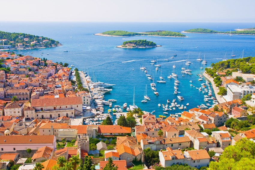 El puerto de Hvar es el epicentro de la isla, que con 	más de 60 kilómetros de punta a punta es una de las más grandes del Adriático.