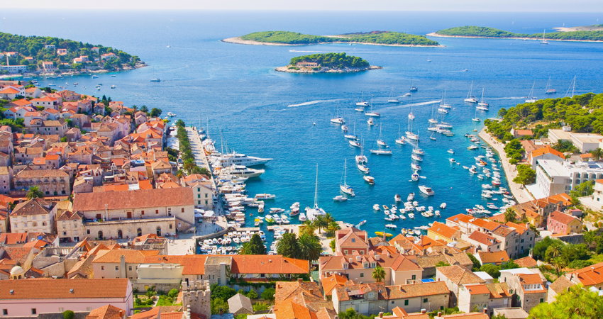 El puerto de Hvar es el epicentro de la isla, que con 	más de 60 kilómetros de punta a punta es una de las más grandes del Adriático.