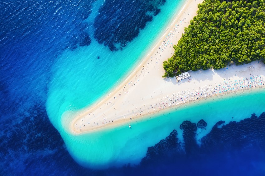 El Zlatni Rat, esta larga y fotogénica playa de guijarros, puede que sea el punto más fotografiado de la isla de Brač en Croacia.