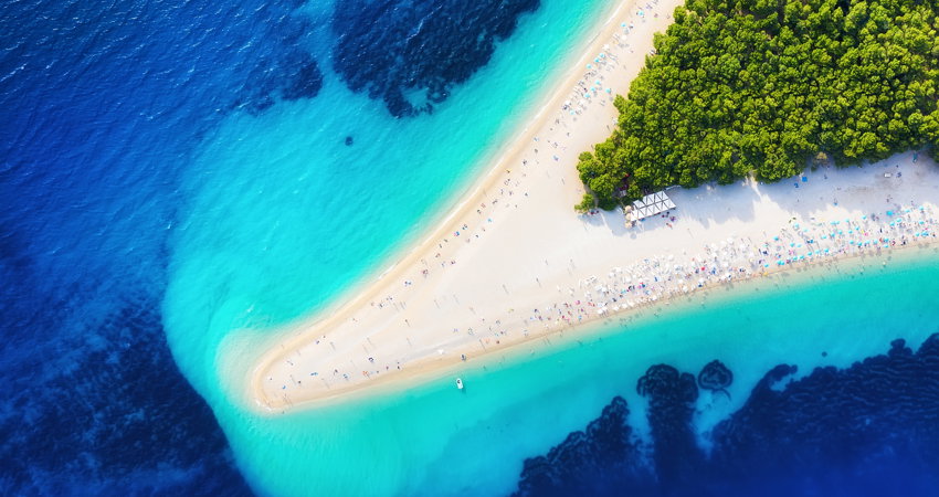 El Zlatni Rat, esta larga y fotogénica playa de guijarros, puede que sea el punto más fotografiado de la isla de Brač en Croacia.