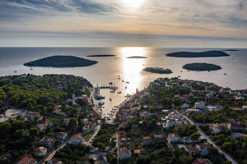 Solta, a solo 9 millas náuticas de Split, es una de las mejores escapadas de un día.