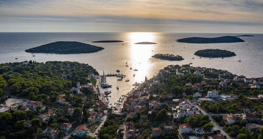 Solta, a solo 9 millas náuticas de Split, es una de las mejores escapadas de un día.