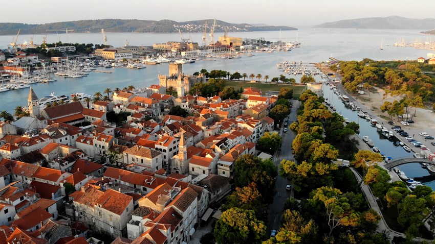 Trogir, una isla de un kilómetro conectada por tres puentes con tierra firme, patrimonio de la humanidad y situada a menos de media hora de Split