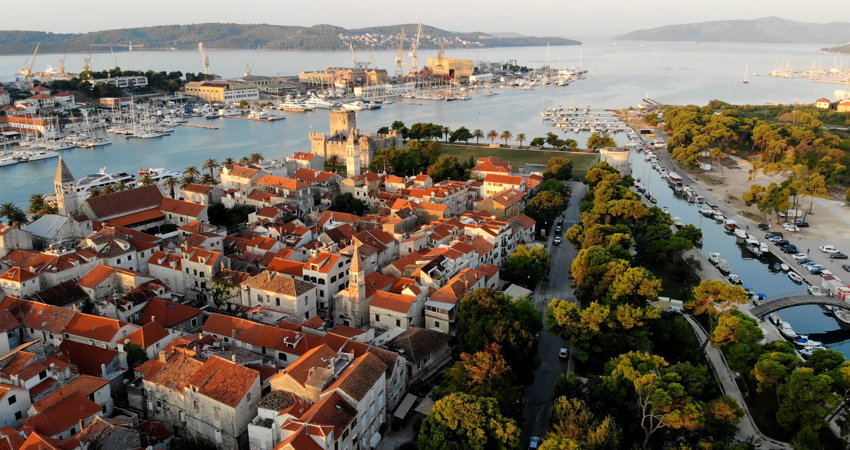 Trogir, una isla de un kilómetro conectada por tres puentes con tierra firme, patrimonio de la humanidad y situada a menos de media hora de Split
