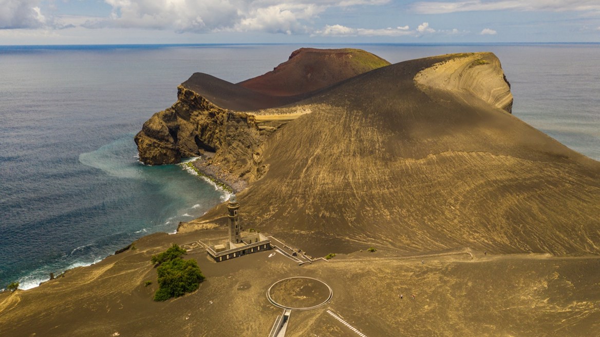 Aún se puede ver claramente la isla que formó el volcán de Capelinhos al emerger, hoy unida a Faial