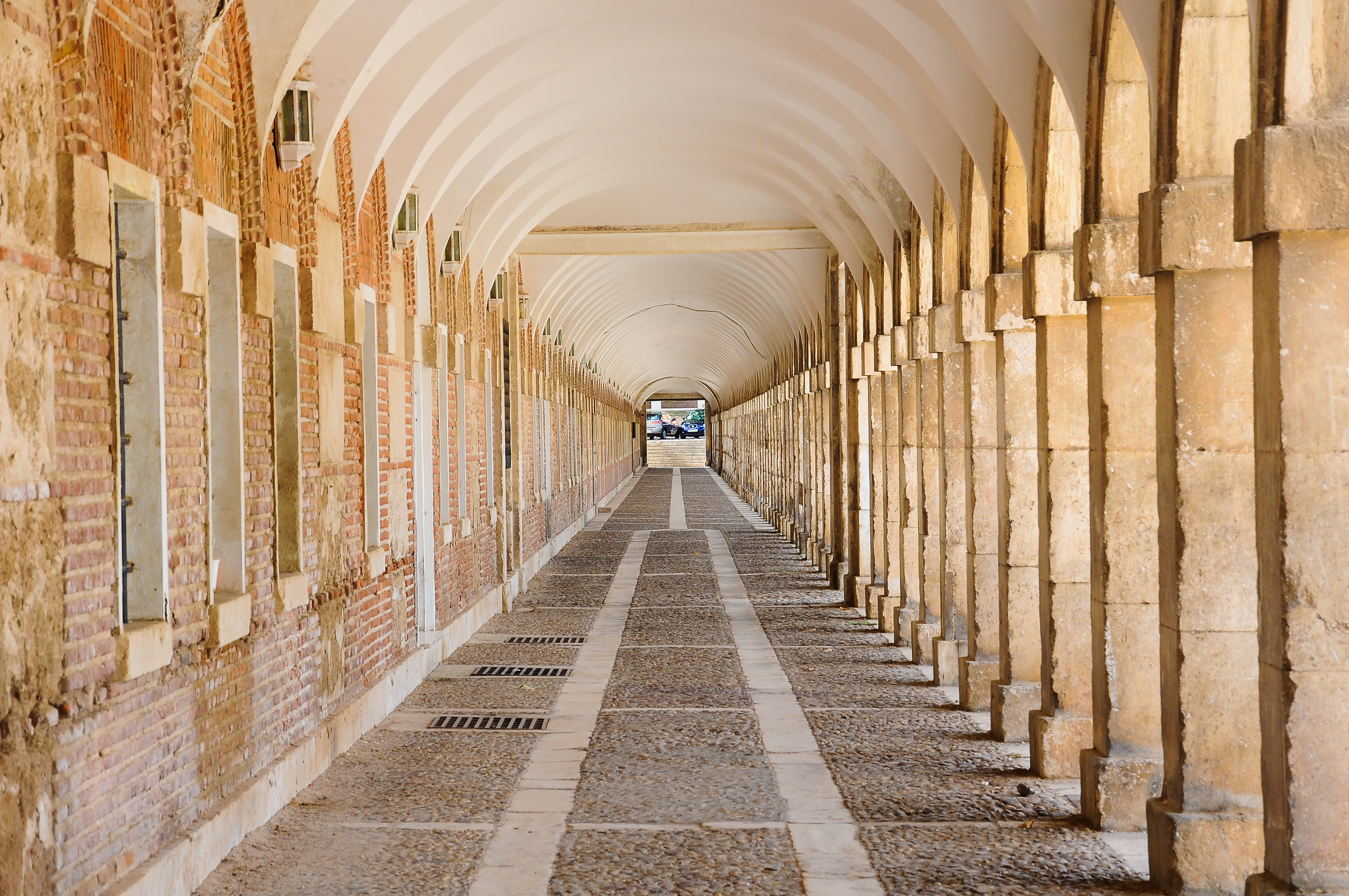 Haz una ruta por Aranjuez en un viaje a la Comunidad de Madrid y no te pierdas una la visita al Palacio Real, la residencia primaveral de los monarcas españoles hasta finales del siglo XIX.