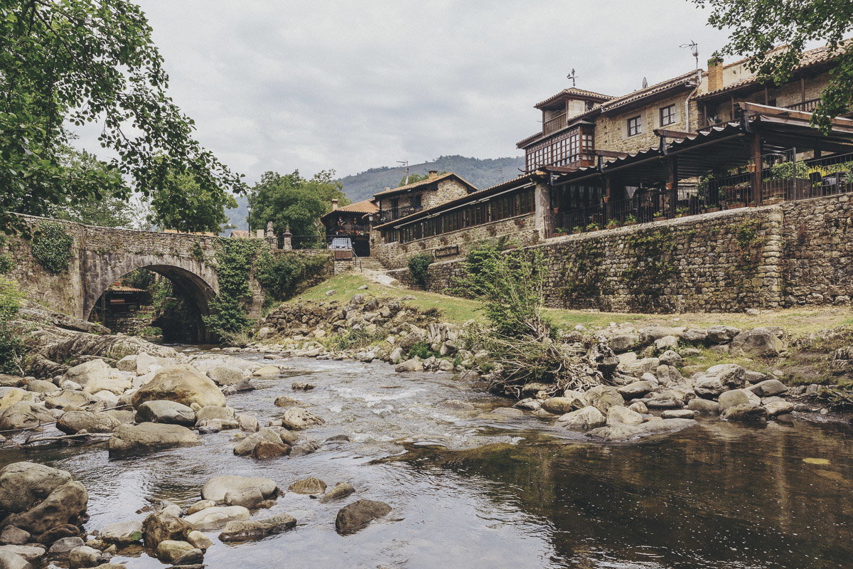 No te pierdas uno de los pueblos más bonitos de España en un viaje a Cantabria: Bárcena Mayor.