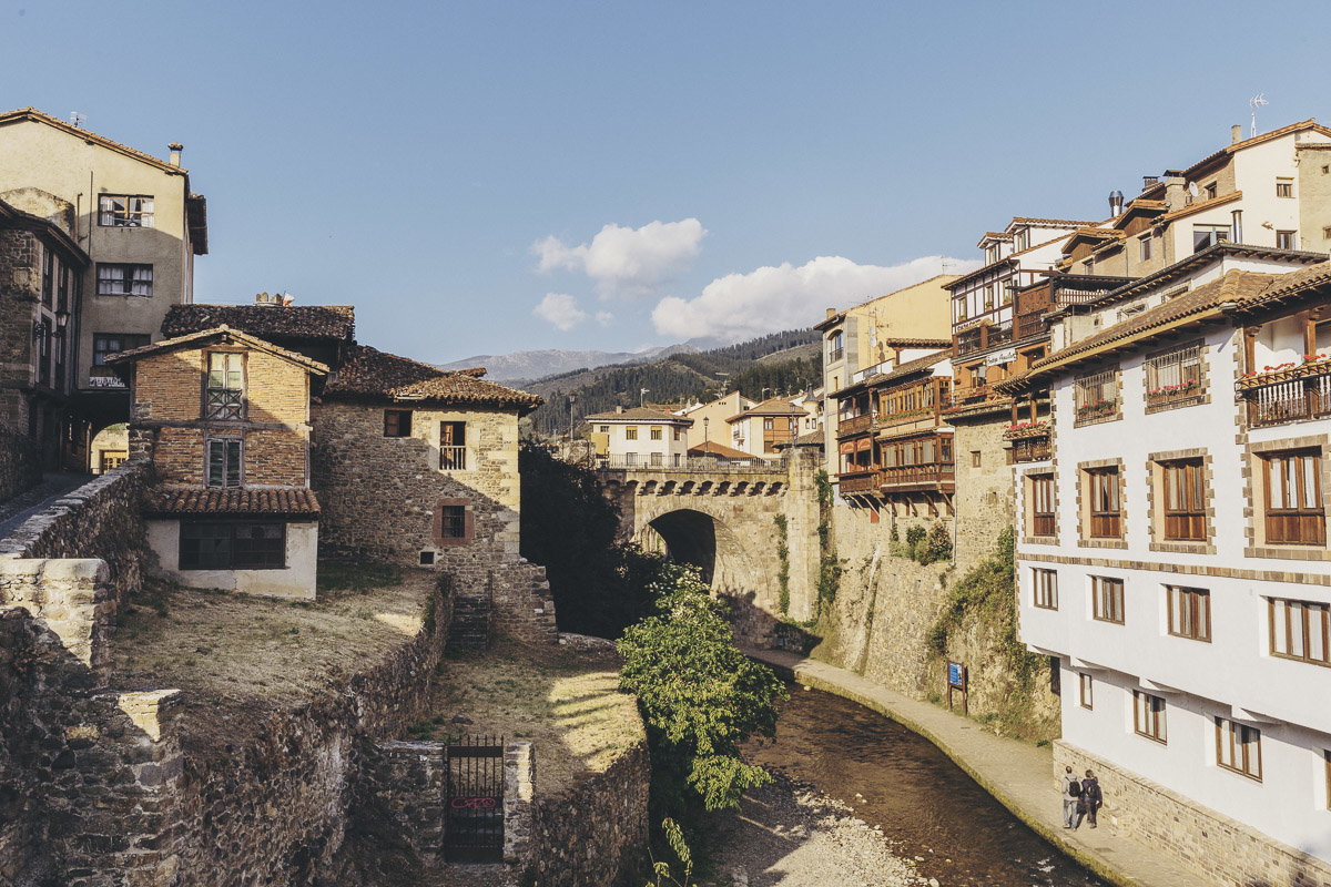 Haz una escapada a Potes, uno de los pueblos más bonitos de España, cuando visites Cantabria.