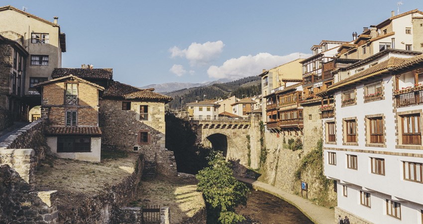 Haz una escapada a Potes, uno de los pueblos más bonitos de España, cuando visites Cantabria.