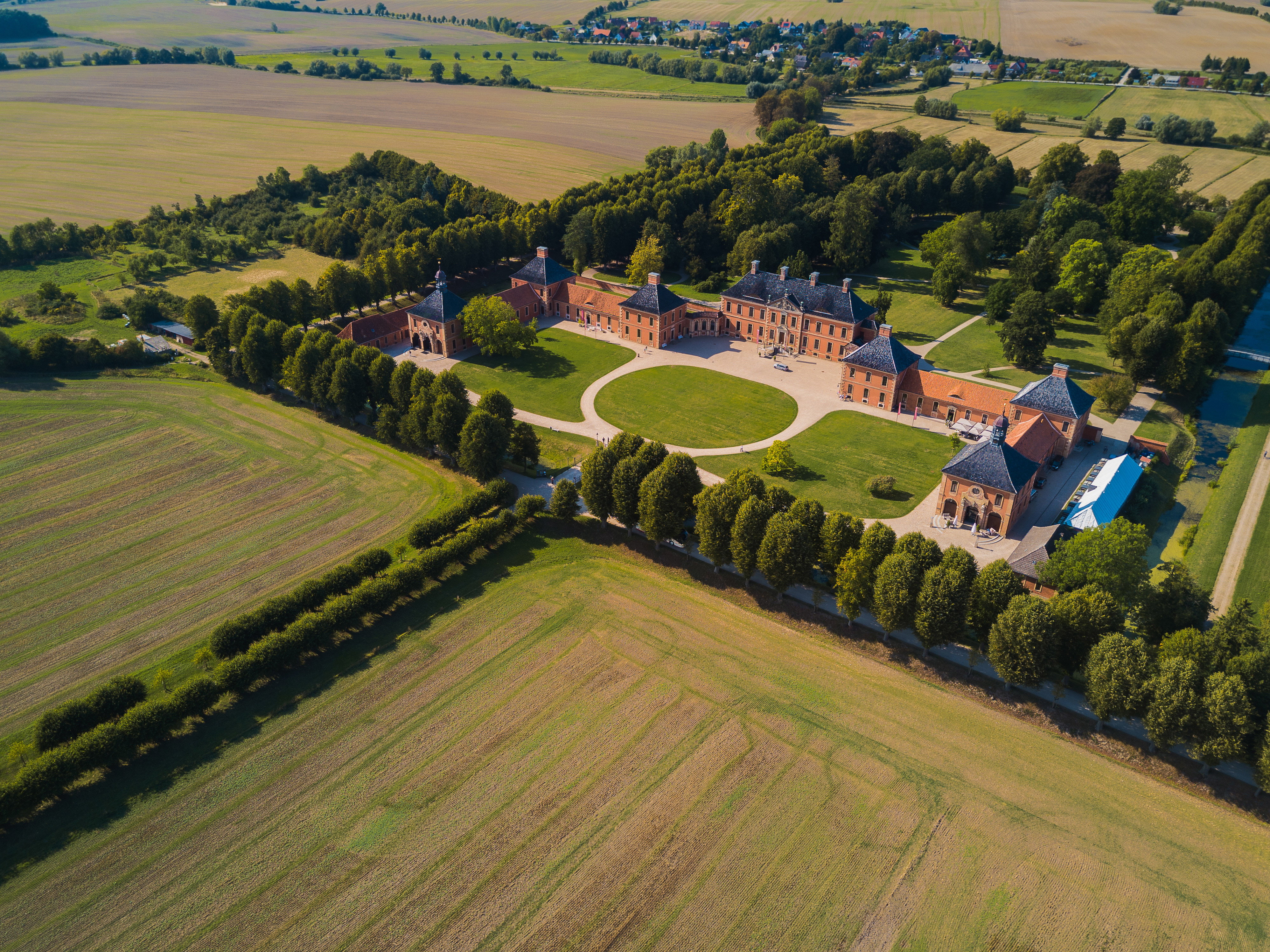 No te pierdas el idílico castillo de Bothmer, una joya arquitectónica de los alrededores de Hamburgo, en Alemania.