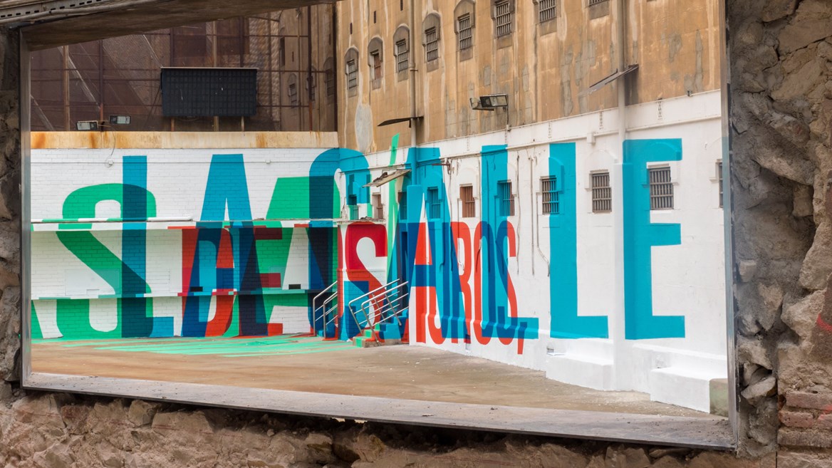 La obra de Boa Mistura en la antigua cárcel Modelo de Barcelona: Más allá de los muros, la calle.