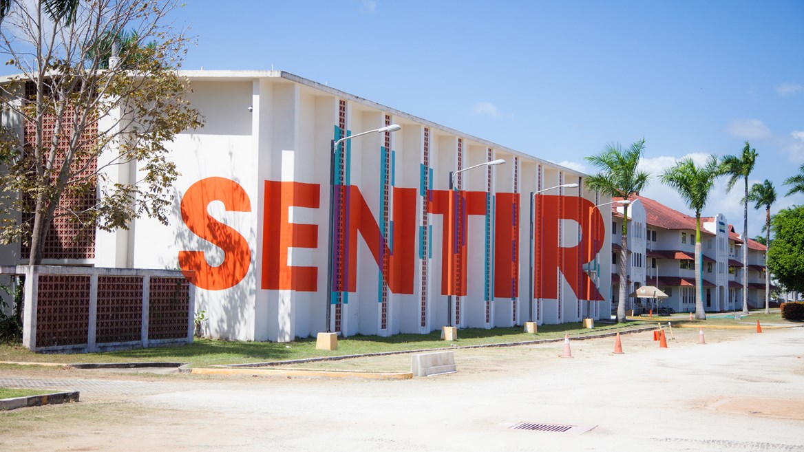 El templo ecuménico la Ciudad del Saber en Ciudad de Panamá entrelaza las palabras PENSAR y SENTIR, cuya mezcla interpretaa Boa Mistura como la esencia del propio saber.