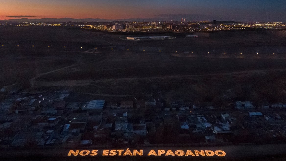 El proyecto de Boa Mistura como protesta a la situación de 4.000 personas que viven desde 2020 sin luz en el mayor asentamiento informal de Europa: la Cañada Real de Madrid.