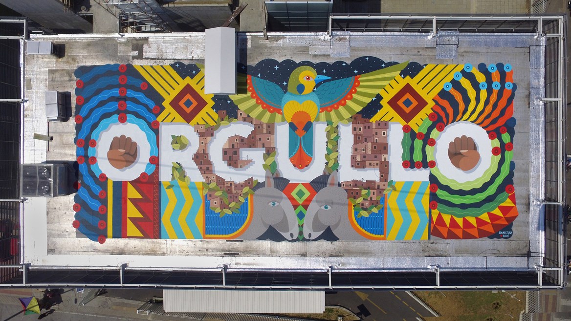 La comuna 20 en Cali da la bienvenida con esta intervención, pintada por Boa Mistura en la azotea del centro de salud, que dice ORGULLO y solo puede verse desde el Metrocable.